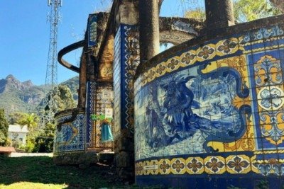 Em Teresópolis (RJ), o antigo Mirante da Granja Guarani, também conhecido como Quiosque das Lendas, guarda uma beleza rara e uma história profunda. É um dos poucos exemplares da arte azulejar portuguesa em espaços públicos no Brasil.




 -  (crédito: Divulgação)
