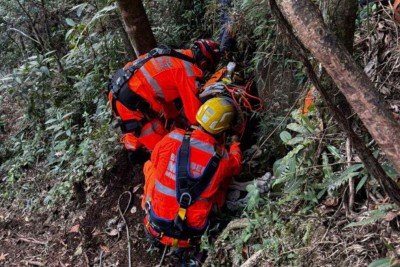 A vítima foi encontrada com suspeita de fratura em uma das pernas, mas estava consciente -  (crédito: Divulgação/Corpo de Bombeiros)