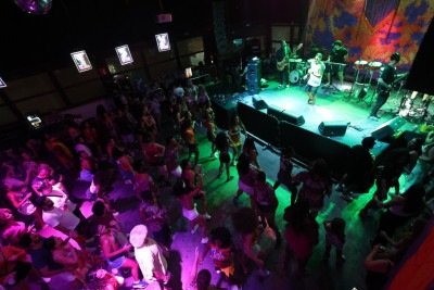 Felipe Hott anima o p&uacute;blico no Mercado Distrital do Cruzeiro neste domingo (11/1)  -  (crédito: Marcos Vieira/EM/DA Press)