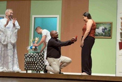 Rafael fez o pedido a Márcia tendo o elenco da peça 'Acredite, 
um espírito baixou em mim' e a plateia por testemunhas -  (crédito: Helvécio carlos/EM/D.A. PRESS)