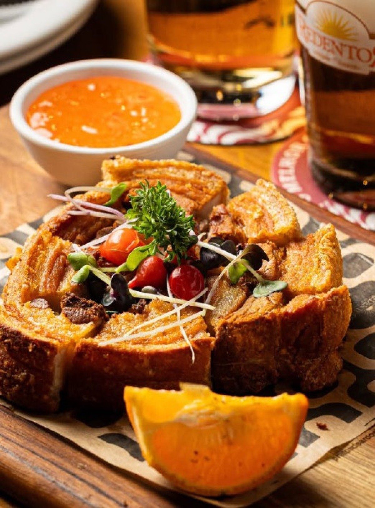 Pensando no conforto dos clientes, o Grupo Redentor abriu um bar para acomodar a fila de espera, que serve petiscos como o torresmo de rolo