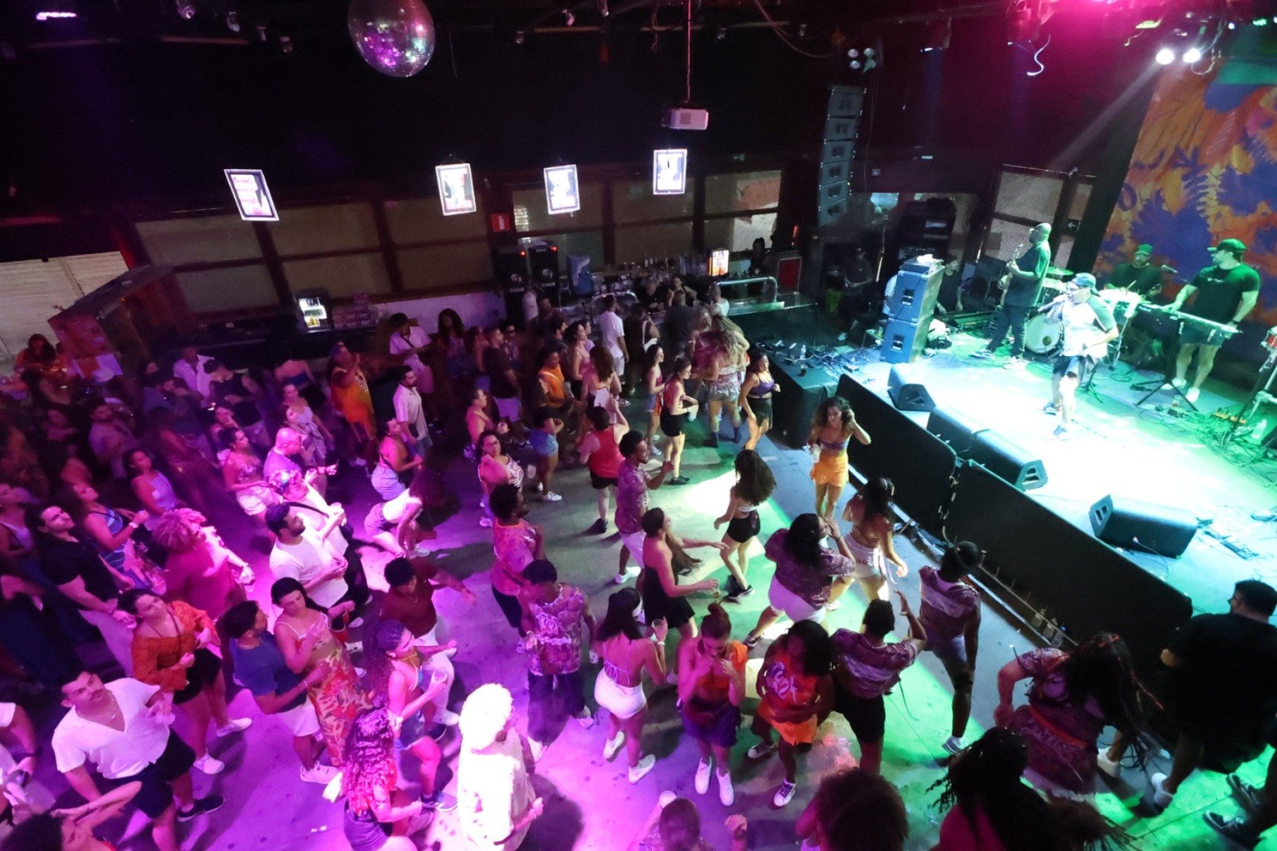 Felipe Hott anima o público no Mercado Distrital do Cruzeiro neste domingo (11/1)