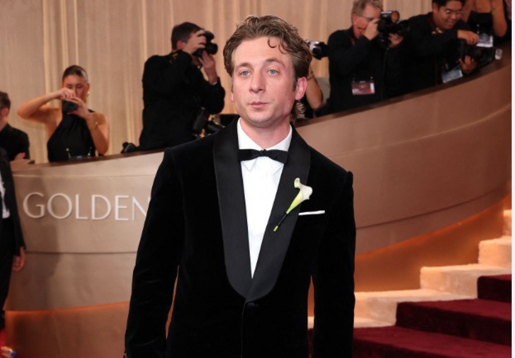 Jeremy Allen White chega ao tapete vermelho. Ele concorre por sua interpretação de Bruce Springsteen no longa 