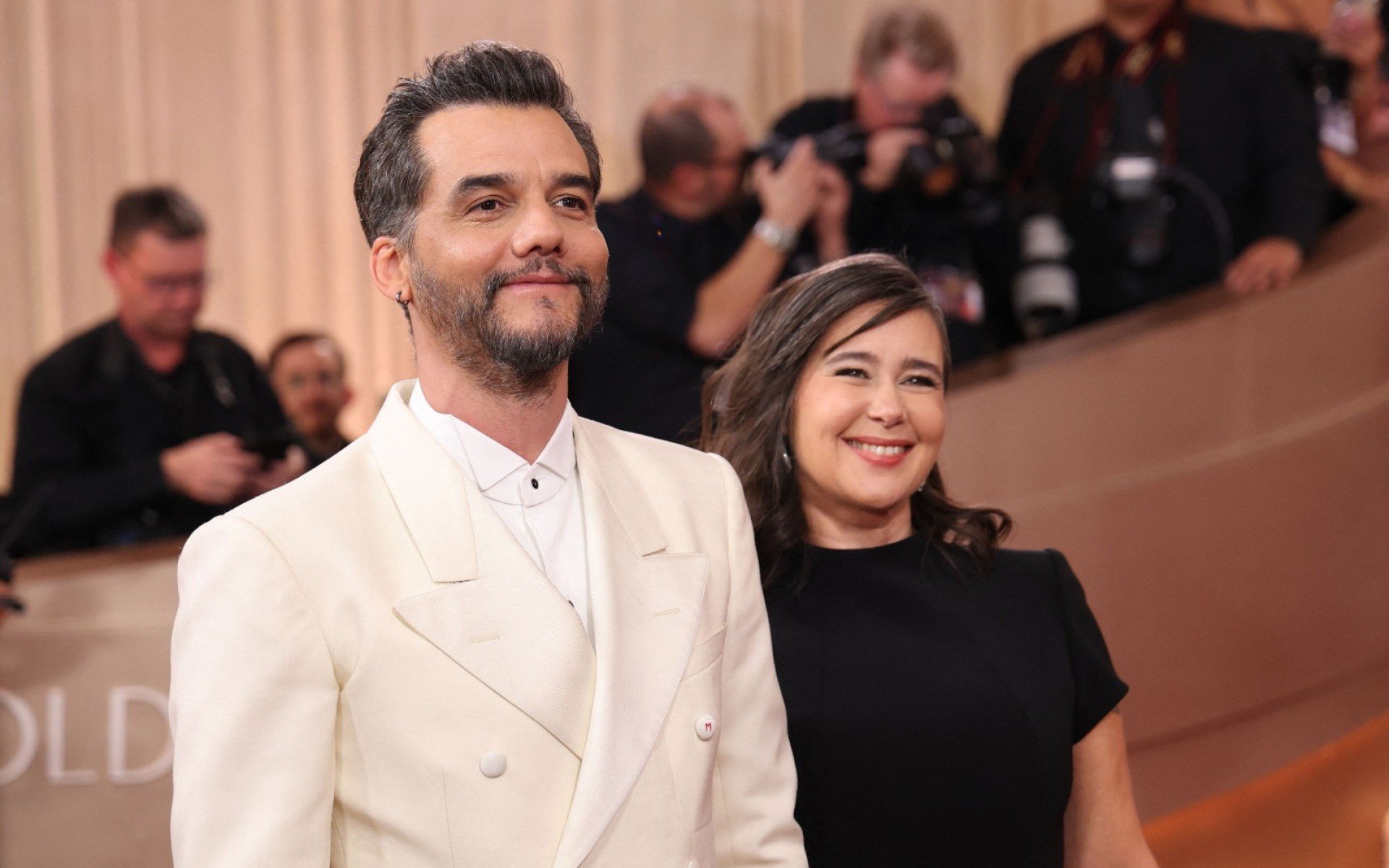 O brasileiro Wagner Moura chegou ao tapete vermelho acompanhado da mulher Sandra Delgado. Ele pode ser o primeiro brasileiro a vencer o prêmio de Melhor Ator em Filme de Drama por sua interpretação em 