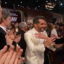 Julia Roberts abraça Wagner Moura após vitória de ‘O Agente Secreto’ - Golden Globes / reprodução