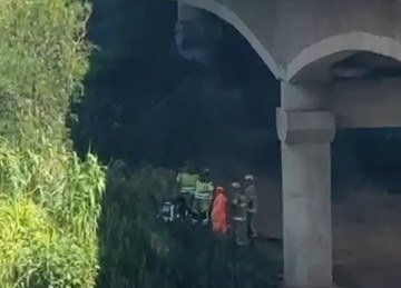 Carro caiu na altura do quilômetro 355 da BR-262, entre Juatuba e Betim -  (crédito: Imagem cedida ao Estado de Minas)