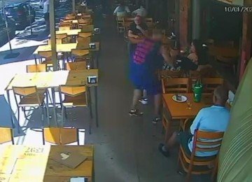 Homem puxa o cordão do pescoço da vítima com violência e foge do local -  (crédito: Reprodução/Redes sociais)