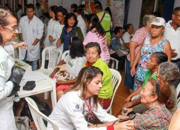 Atendimento médico a idosos por servidores da Saúde de Jaboatão (PE); imagem meramente ilustrativa -  (crédito: Chico Bezerra/Prefeitura de Jaboatão (PE))