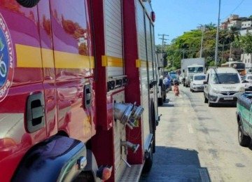 Vítima foi socorrida pelos bombeiros com ferimentos graves -  (crédito: Divulgação/Corpo de Bombeiros)