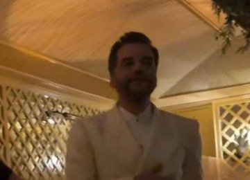 Wagner Moura dança e canta ao som de Não deixe o samba morrer, de Alcione -  (crédito: Reprodução/X/Dailymotion)