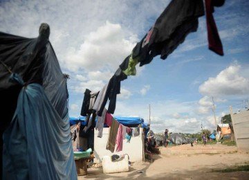 Barracas de madeira e lona abrigam os indígenas da etnia Warao, em terreno sem saneamento básico -  (crédito: Alexandre Guzanshe/EM/D.A Press)