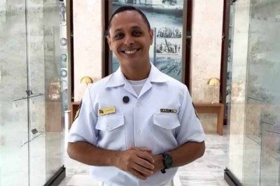 Quem já viu um militar da Marinha do Brasil em cerimônias ou atividades oficiais percebe imediatamente um detalhe que salta aos olhos: o uniforme branco, sempre impecável. O que poucos sabem é que por trás desta aparência não estão serviços profissionais de lavanderia, mas sim algo simples. -  (crédito: Reprodução de vídeo da Rede Social Marinhaoficial)