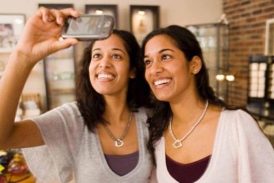 Gêmeas idênticas tendem a compartilhar praticamente todos os genes e a ter aparência muito semelhante -  (crédito: BBC)