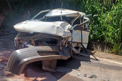 Pai e filho eram os &uacute;nicos ocupantes de um Fiat Uno, que ficou completamente destru&iacute;do  -  (crédito: CBMMG/Divulga&ccedil;&atilde;o)