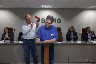 Governador Romeu Zema (Novo) e o vice-governador Mateus Simões (PSD) durante a assinatura do contrato de concessão do Lote Rodoviário Ouro Preto–Mariana, em Belo Horizonte -  (crédito: Gil Leonardi/Governo de Minas)