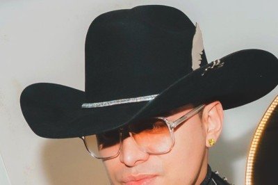 O cantor colombiano Yeison Jiménez, de 34 anos, morreu em 11 de janeiro de 2026 num acidente de avião na região de Boyacá, na Colômbia, quando a aeronave privada em que viajava caiu logo após a decolagem, matando todas as seis pessoas a bordo. -  (crédito: Instagram)