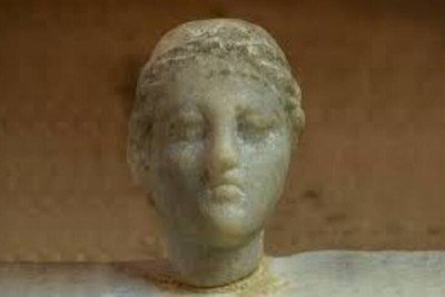 Arqueólogos egípcios divulgaram a recente descoberta de um busto de mármore branco que possivelmente representa Cleópatra VII, célebre governante do Egito antigo.
 -  (crédito: Reprodução do Facebook/Ministério do Turismo e Antiguidades do Egito)