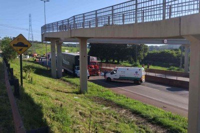Colisão traseira entre caminhões complica o trânsito na manhã desta segunda-feira (12/1) na BR-381, em Betim (MG), na Grande BH -  (crédito: CBMMG/Divulgação)
