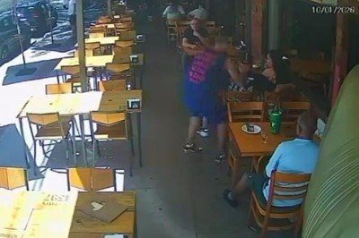 Homem puxa o cordão do pescoço da vítima com violência e foge do local -  (crédito: Reprodução/Redes sociais)