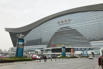 Erguido em Chengdu, na China, o New Century Global Center é o edifício mais largo do mundo, com 1,76 milhão de metros quadrados. Mais que uma construção, é um símbolo da ambição humana e da engenharia moderna, abrigando uma cidade inteira sob um teto. -  (crédito: reprodução /tripadviser)