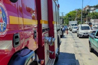 Vítima foi socorrida pelos bombeiros com ferimentos graves -  (crédito: Divulgação/Corpo de Bombeiros)