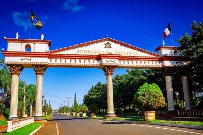 Pedrinhas Paulista é um tesouro cultural no interior de São Paulo, fundada por imigrantes italianos. Com charme europeu e alma acolhedora, preserva tradições que atravessam gerações. Conheça os encantos dessa cidade única, onde o passado europeu pulsa em cada detalhe.

 -  (crédito: reprodução/ prefeitura de pedrinhas paulista)