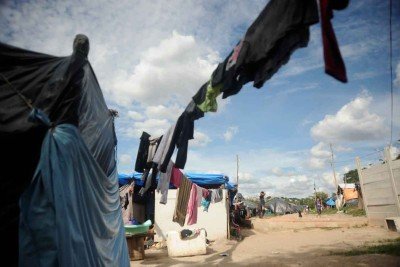 Barracas de madeira e lona abrigam os indígenas da etnia Warao, em terreno sem saneamento básico -  (crédito: Alexandre Guzanshe/EM/D.A Press)