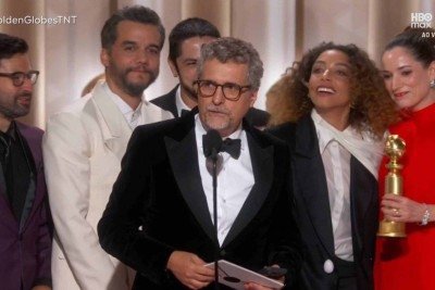 Kleber Mendonça Filho recebeu o prêmio de Melhor Filme em Língua Não Inglesa ao lado de parte do elenco -  (crédito: Reprodução)