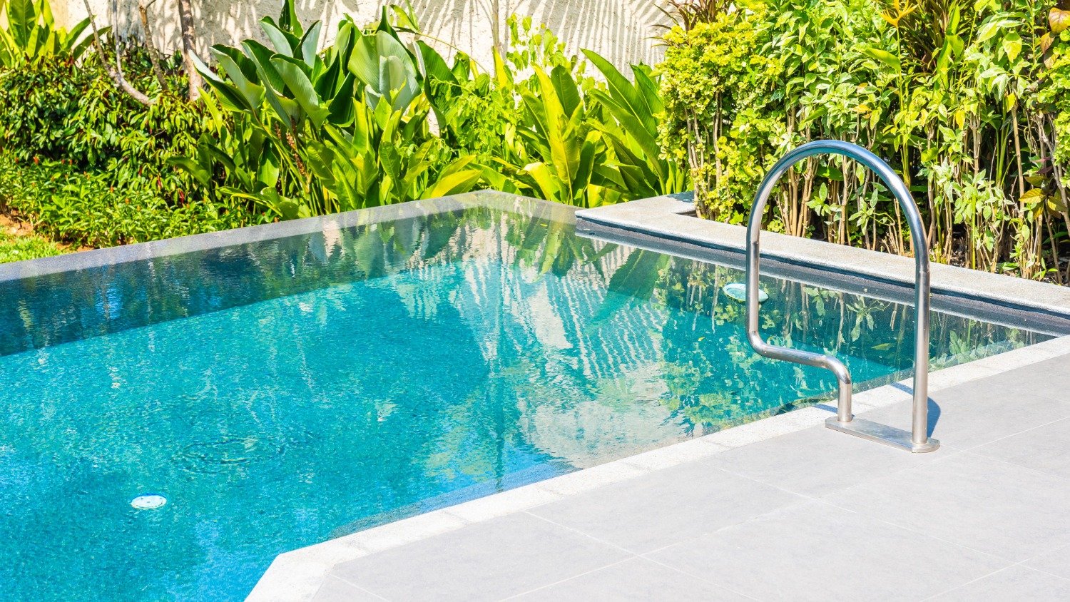 5 itens de segurança indispensáveis para quem tem piscina em casa - lifeforstock/ Freepik
