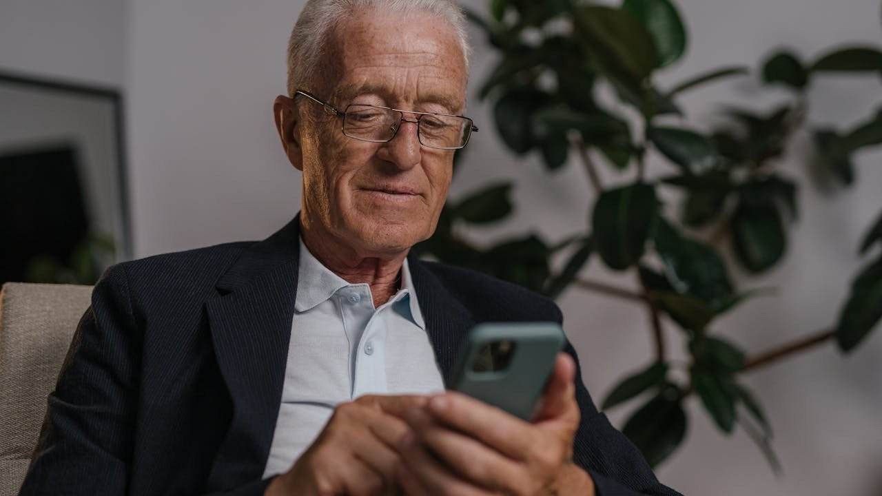 Prova de vida do INSS 2026: como fazer pelo celular sem sair de casa - SHVETS production/ Freepik