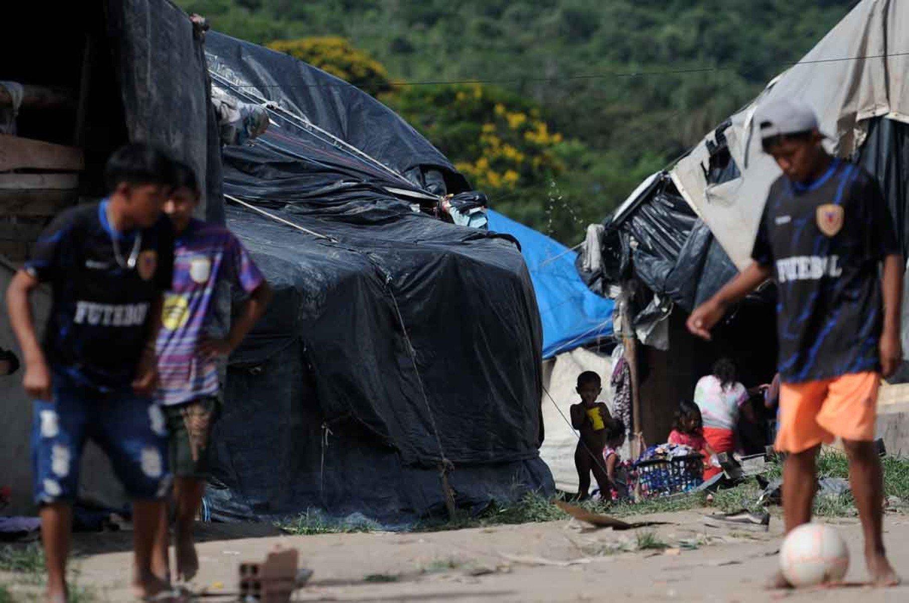 O grupo inclui crian&ccedil;as em idade escolar, que t&ecirc;m enfrentado dificuldade de adapta&ccedil;&atilde;o nas escolas do munic&iacute;pio