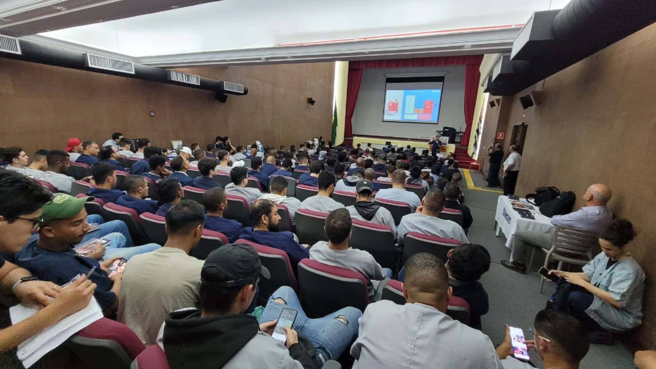 Empresa capacita mais de 20 mil profissionais na área de elétrica em 2025 - DINO