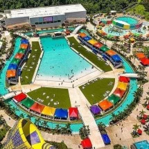 Piscinas do parque aquático Wet'n Wild, em Itupeva, no interior de SP; Homem de 24 anos morreu após passar mal no local  -  (crédito: Reprodução/wetnwildsaopaulo no Facebook)