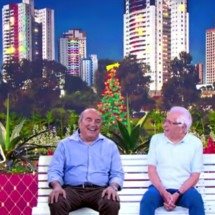 IA faz emocionante “encontro” dos Nóbrega em “A Praça é Nossa”: Filho de 89 anos “interage” com pai, morto em 1976 - Reprodução SBT