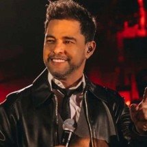 Zezé Di Camargo fica com a cabeça presa na janela do carro - Instagram / Divulgação