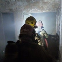 Bombeiros retiraram a idosa e o cachorro de casa atingida pelo inc&ecirc;ndio em Uberl&acirc;ndia -  (crédito: Corpo de Bombeiros Militar de Minas Gerais/Divulga&ccedil;&atilde;o)