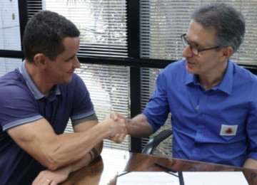 O ato ocorreu em reunião com o deputado estadual Eduardo Azevedo (PL), aliado do Palácio Tiradentes -  (crédito: Gil Leonardi / Imprensa MG)