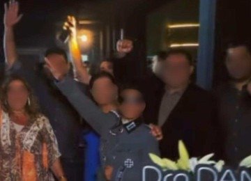 Menino aparece fazendo saudação nazista em foto com a família durante formatura -  (crédito: Redes sociais / reprodução)