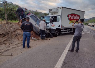 Colisão frontal mata família na manhã desta terça-feira na BR-381, no Vale do Rio Doce -  (crédito: Redes Sociais/Reprodução)