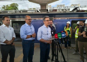 Romeu Zema e Mateus Simões acompanham primeiro teste da extensão da Linha 1 do metrô de BH  -  (crédito: Izabella Caixeta/EM/D.A Press)