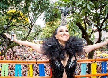 Aline Calixto arrasta multidões pelas ruas de BH com seu bloco de carnaval
 -  (crédito: Andreza Sena/Divulgação)