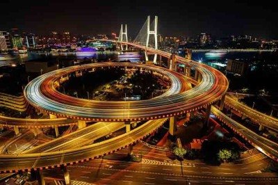 Xangai, na China, é uma metrópole que encanta por sua capacidade de unir o passado e o futuro em uma mesma paisagem urbana. -  (crédito:  Imagem de zhenou???? Xu(?) por Pixabay)