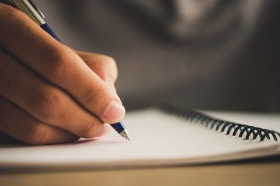 A escrita estimula a mem&oacute;ria, o foco e a organiza&ccedil;&atilde;o do pensamento, prevenindo o decl&iacute;nio cognitivo. -  (crédito: jcomp/FreePik)