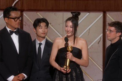 “Golden” venceu a categoria de Melhor Canção Original no Globo de Ouro 2026 e se tornou a primeira música de K-Pop a receber essa premiação. A música integra a trilha sonora do filme de animação “Guerreiras do K-Pop”, produção da Sony em parceria com a Netflix, que figurou entre os principais destaques da cerimônia realizada no em 11 de janeiro de 2026. 
 -  (crédito: Reprodução Youtube)