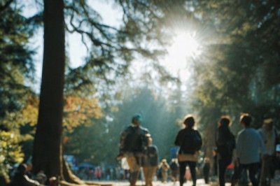 O calor elevado impõe um esforço extra ao organismo e pode afetar pessoas de todas as idades. Em dias muito quentes, o corpo precisa trabalhar mais para manter a temperatura estável. -  (crédito: imagem gerada por i.a )