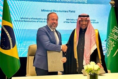 Ministros de Minas e Energia, Alexandre Silveira, e da Indústria e Recursos Minerais saudita, Bandar Al-Khorayef, durante assinatura do memorando de entendimento com a Arábia Saudita, em Riade -  (crédito: Divulgação/MME)
