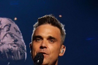 Robbie Williams afirmou ao The Sun que teme estar perdendo a visão de um dos olhos e suspeita que o problema esteja ligado ao uso de remédios para emagrecer. Segundo o cantor, sua visão está embaçada há algum tempo e piorou recentemente, a ponto de enxergar jogadores como manchas durante uma partida de futebol.
 -  (crédito: Drew de F Fawkes, CC BY 2.0, via Wikimedia Commons)