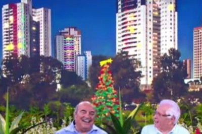 No Natal de 2025,  um encontro emocionante aconteceu no SBT, viabilizado pela Inteligência Artificial. O apresentador de 'A Praça É Nossa', Carlos Alberto de Nóbrega, pôde 'interagir' com o pai, Manuel da Nóbrega, criador do programa.  -  (crédito: Reprodução SBT)
