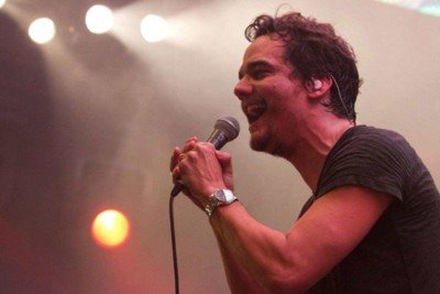 Wagner Moura em show com o Legião Urbana -  (crédito: Marcos Hermes/Divulgação)