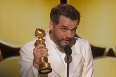 O baiano Wagner Moura,vencedor do Globo de Ouro de Melhor Ator em Drama, nasceu em Salvador e sempre exalta o Brasil. Mas por motivos profissionais, de acordo com o portal Metrópoles, mora atualmente em Los Angeles. Justamente para desenvolver carreira no exterior. - 